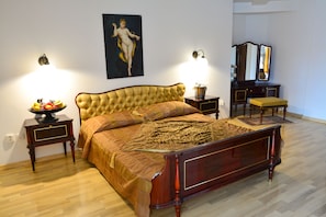 Kamer, 1 twee- of 2 eenpersoonsbedden | Een bureau, verduisterende gordijnen, geluiddichte muren, gratis wifi