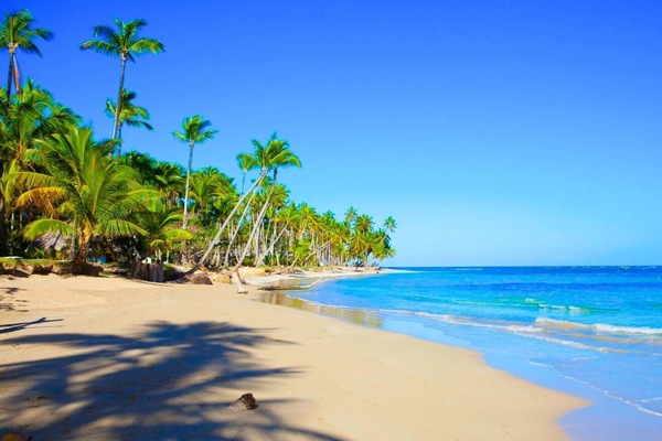 Beach nearby, white sand, 14 beach bars