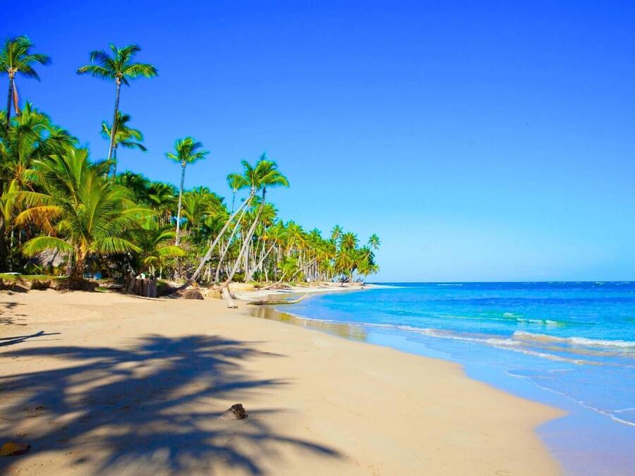 Beach nearby, white sand, 14 beach bars