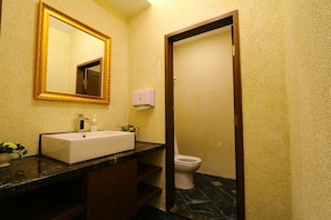 Shower, rainfall showerhead, free toiletries, hair dryer