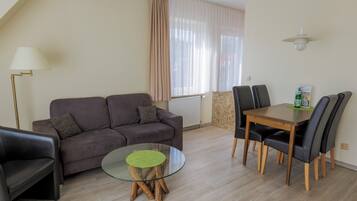 Appartement, 2 slaapkamers | Woonruimte | Een 25-inch flatscreentelevisie met satellietzenders