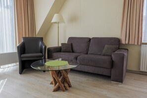 Appartement, 2 chambres | Aire de séjour | Téléviseur à écran plat de 25 po avec télévision par satellite