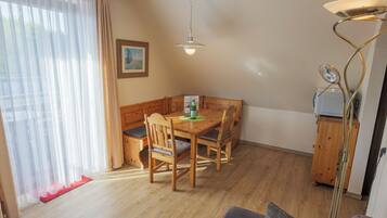 Appartement, 1 slaapkamer | Woonruimte | Een 25-inch flatscreentelevisie met satellietzenders