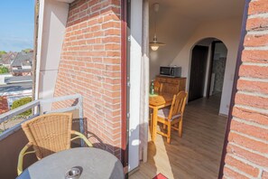 Appartement, 1 chambre | Aire de séjour | Téléviseur à écran plat de 25 po avec télévision par satellite