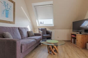 อพาร์ทเมนท์, 1 ห้องนอน | บริเวณนั่งเล่น | ทีวีจอแบน 25 นิ้ว พร้อมช่องดาวเทียม