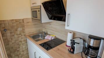 Appartement, 2 slaapkamers | Privékeuken | Een koelkast, een kookplaat, een koffiezetapparaat/waterkoker