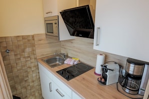 Apartment, 2 Bedrooms | Private kitchen | Fridge, stovetop, coffee/tea maker, electric kettle - Appartementhaus Alt Büsum (Büsum)
