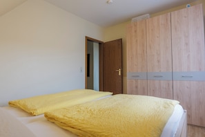 Apartment, 2 Bedrooms | Iron/ironing board, cribs/infant beds, free WiFi, bed sheets - Appartementhaus Alt Büsum (Büsum)