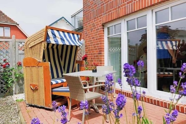 Sistema de insonorización, tabla de planchar con plancha y cunas