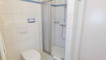 Appartement, 2 slaapkamers | Badkamer | Een douche, gratis toiletartikelen, een haardroger, handdoeken