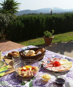 Free buffet breakfast
