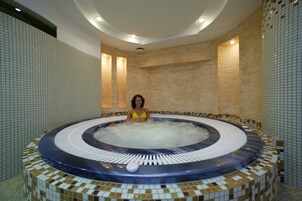 Indoor spa tub