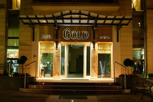 Framhlið gististaðar – að kvöld-/næturlagi