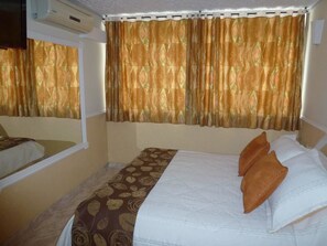 Chambre double (Air conditioner) | Minibar, accès au Wi-Fi (inclus), literie fournie