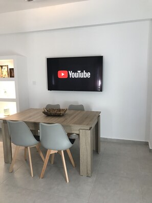 Junior Studio Suite, 1 Bedroom | Opholdsområde | Fladskærms-tv