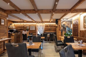 Petit déjeuner buffet (14 EUR par personne)