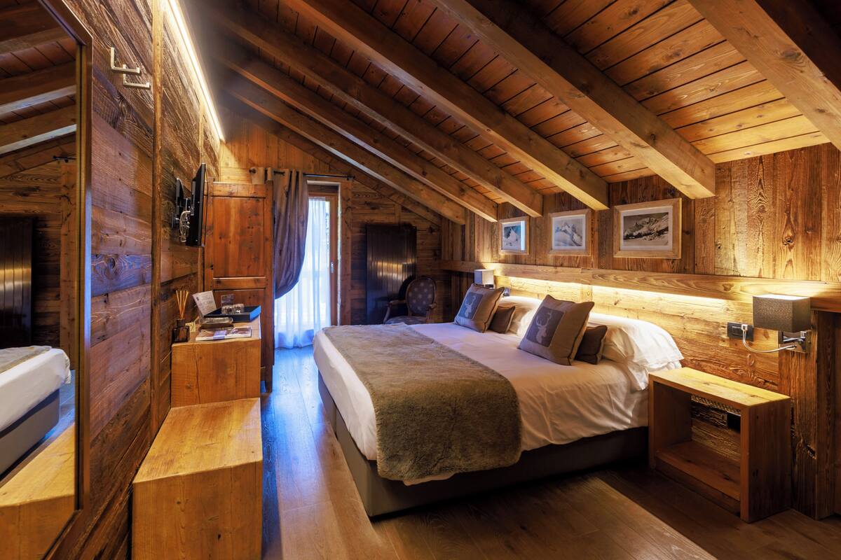 Romantic Double Room | In-room safe, desk, WiFi (free), individually decorated
