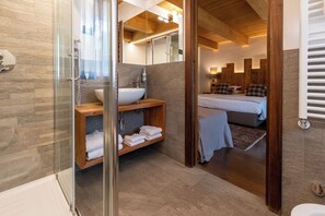 Habitación doble superior | Baño | Regadera, amenidades de baño gratuitas, secadora de cabello, batas 