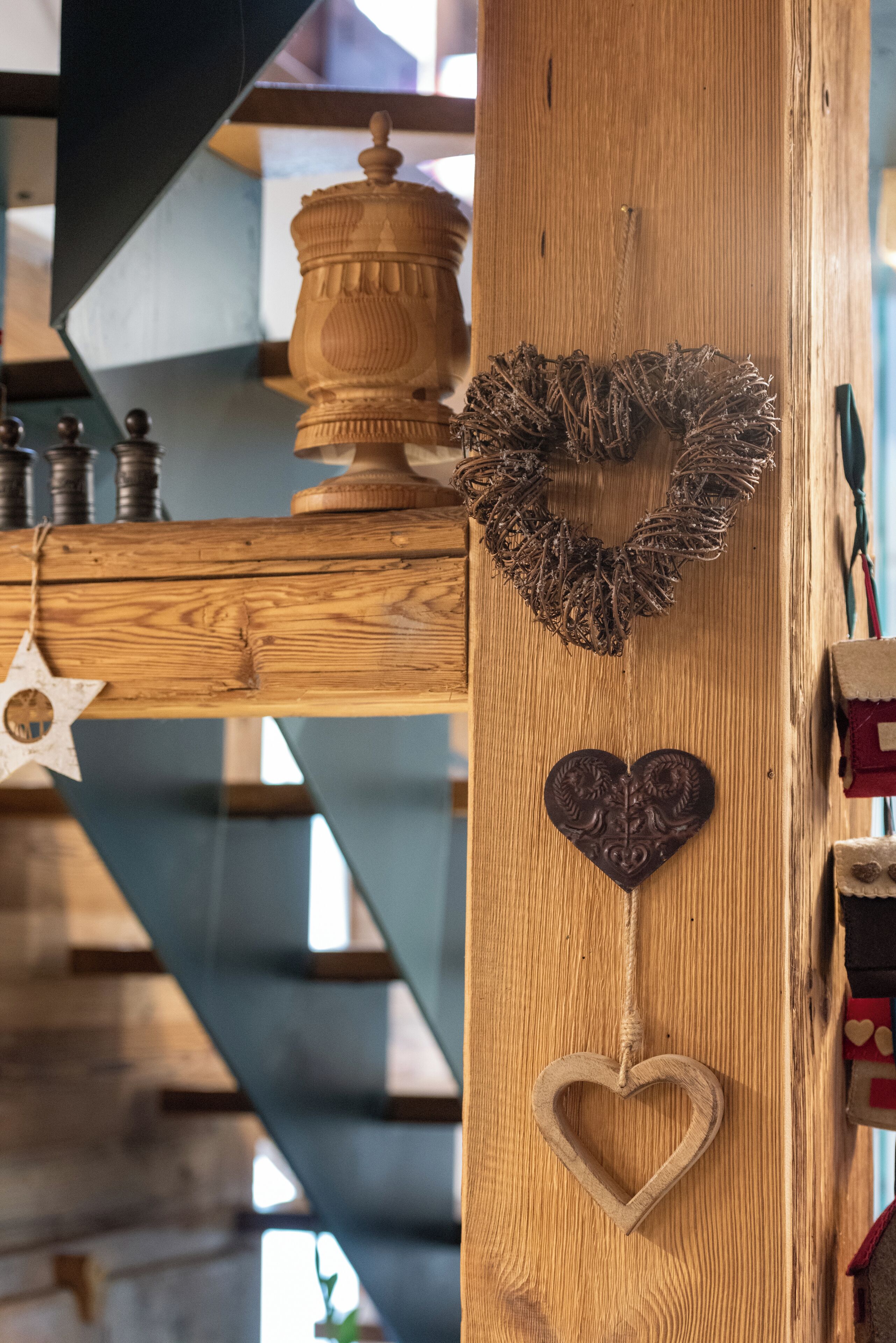 Una estructura de madera con decoraciones en forma de corazón y un adorno con forma de estrella.