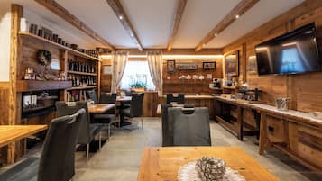 Colazione a buffet, servita tutte le mattine (14 EUR a persona)