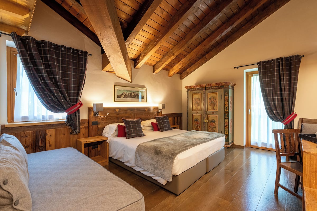 Comfort Double Room | In-room safe, desk, WiFi (free), individually decorated