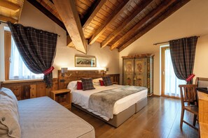 Comfort Double Room | In-room safe, individually decorated, individually furnished, desk