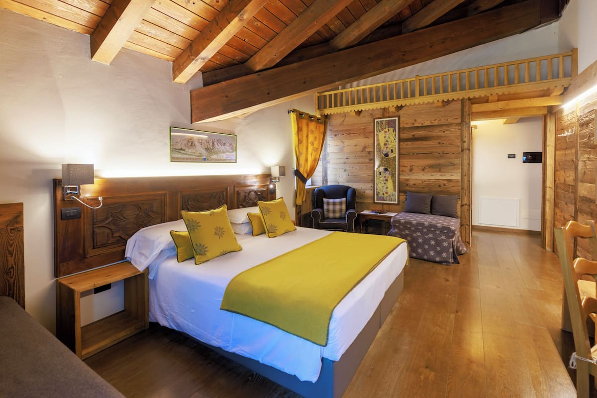 Deluxe Double Room, Mountain View | In-room safe, desk, WiFi (free), individually decorated