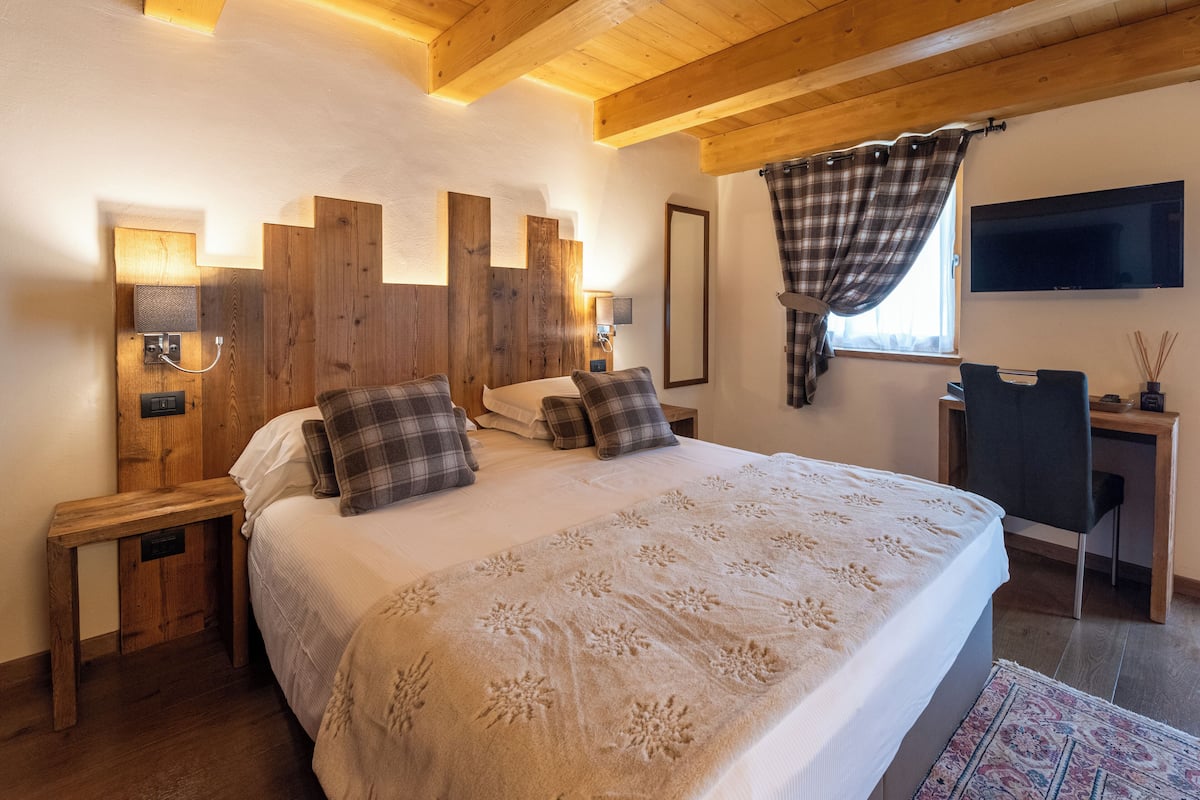 Superior Double Room | In-room safe, desk, WiFi (free), individually decorated