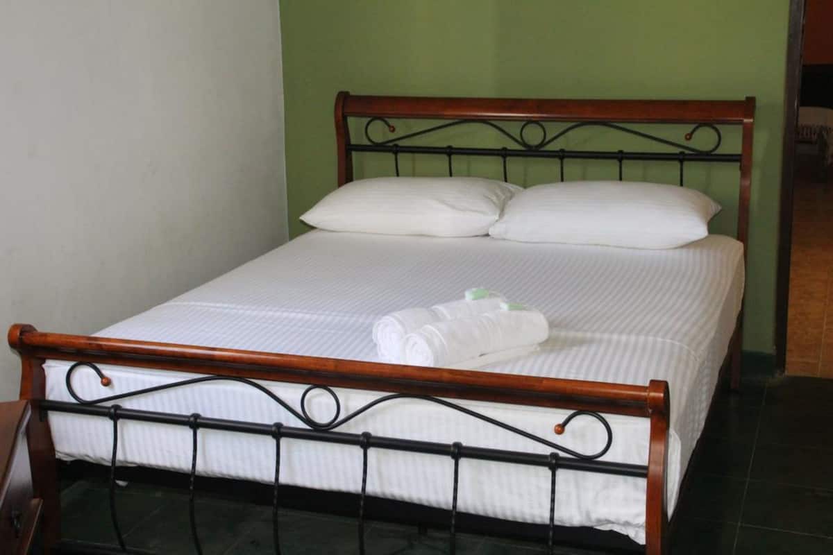 Ropa de cama de alta calidad, escritorio y insonorización 