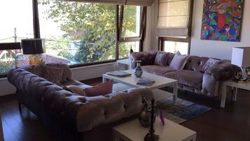 Biệt thự, nhiều phòng ngủ | Phòng khách | TV LCD