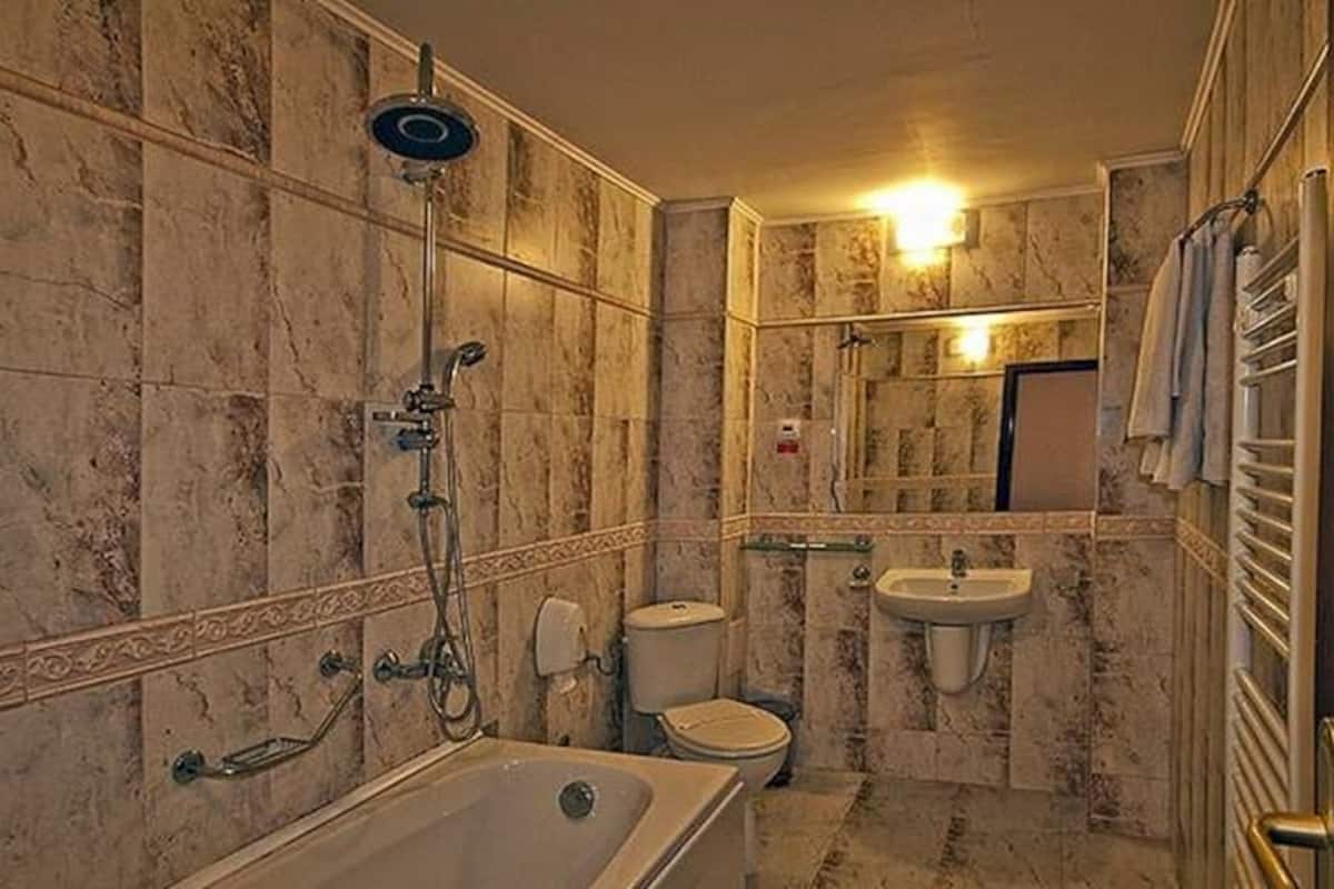 free toiletries, towels