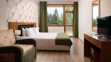 Minibar, tabla de planchar con plancha, wifi gratis y ropa de cama