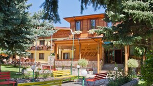 A wooden building with a sign reading "PA HOTEL LIBUS". - Hotel Elbrus SPA & Wellness (Velingrad)