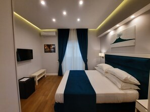 Minibar, in-room safe, blackout curtains, soundproofing - Gea Suite (Naples)