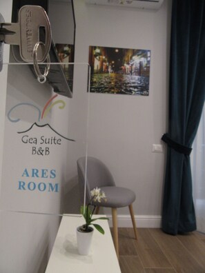 Minibar, caja de seguridad en la habitación y cortinas blackout 