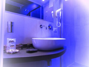 华丽双人房 | 浴室 | 淋浴设施、免费洗浴用品、吹风机、坐浴桶