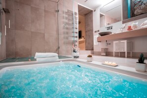 Suite de lujo, bañera de hidromasaje | Bañera de hidromasaje privada