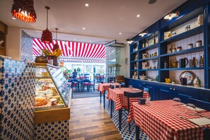 Lunsj, middag og brunsj serveres, italienske retter 