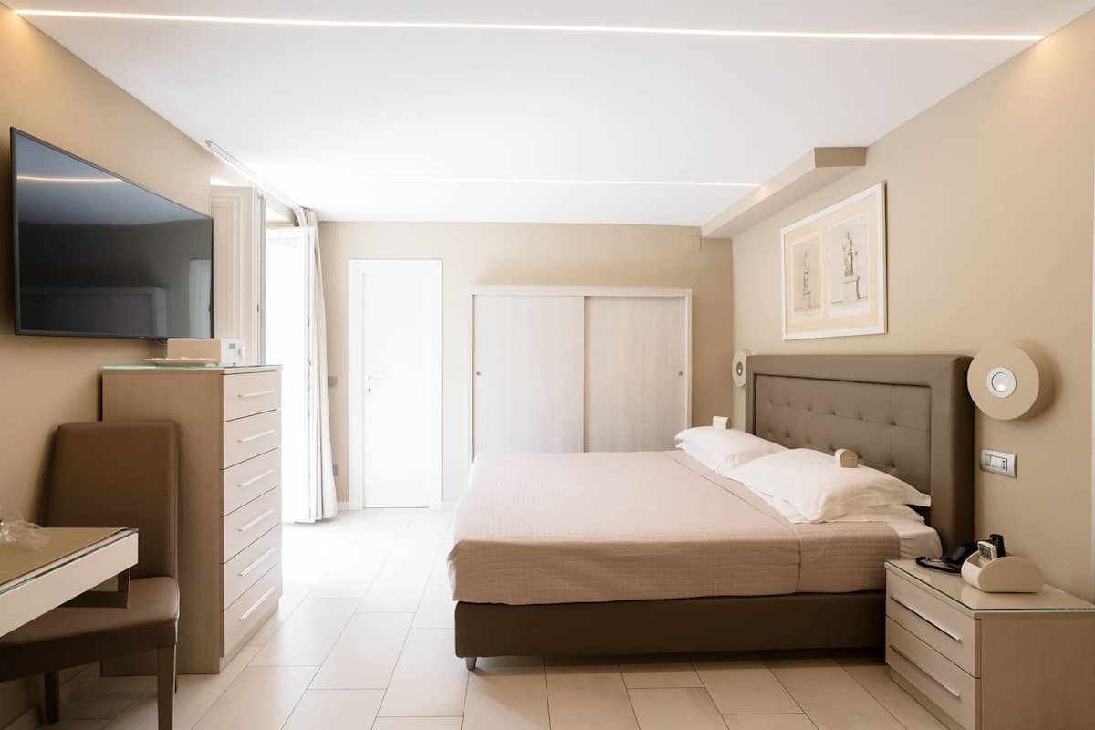 Studio, Garden View | Hypo-allergenic bedding, minibar, in-room safe, blackout drapes