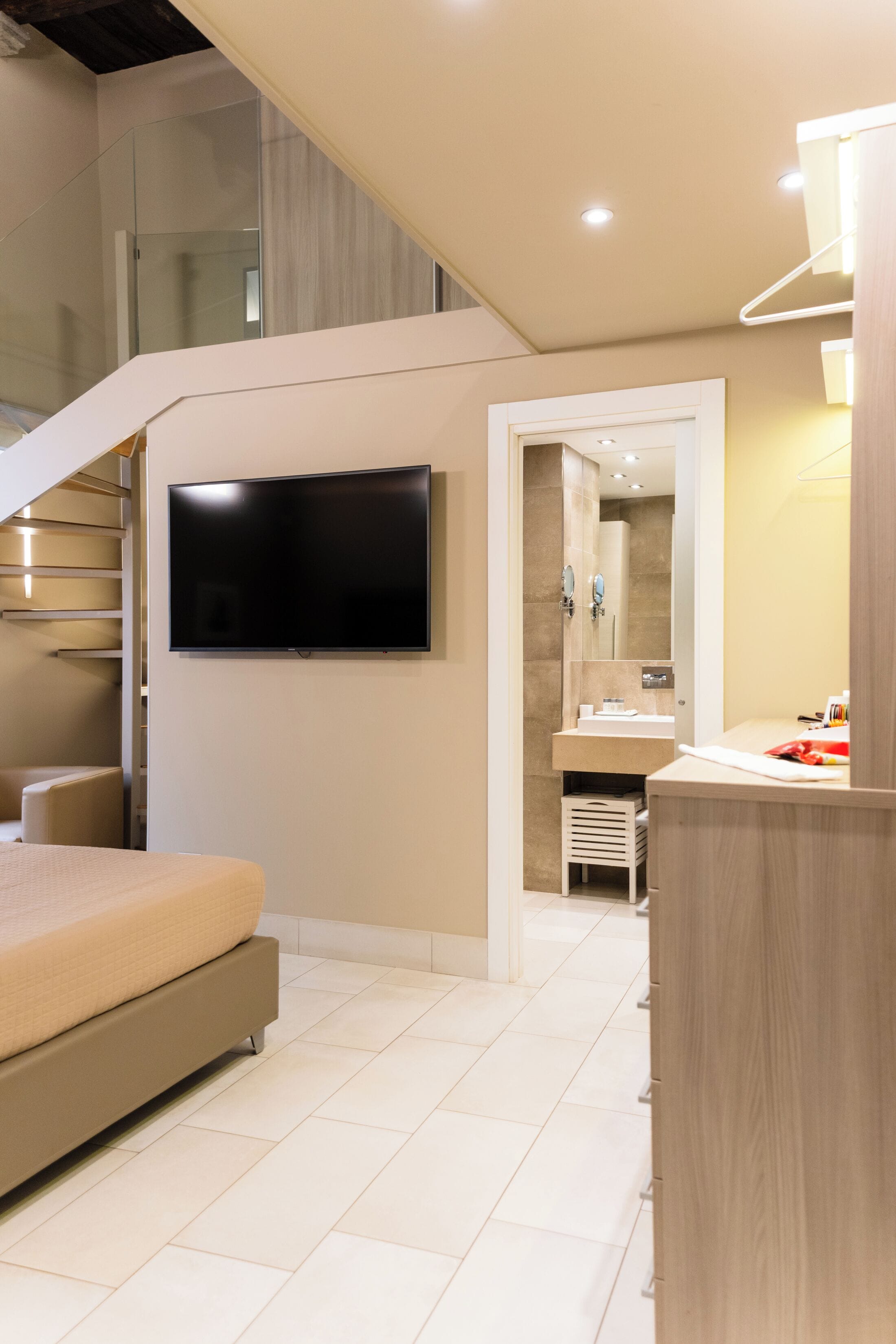 Literie hypoallergénique, minibar, coffres-forts dans les chambres
