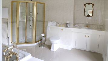 Deluxe King Room | Bathroom | Free toiletries, hair dryer, towels
