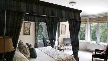 Deluxe King Room | In-room safe, individually decorated, individually furnished