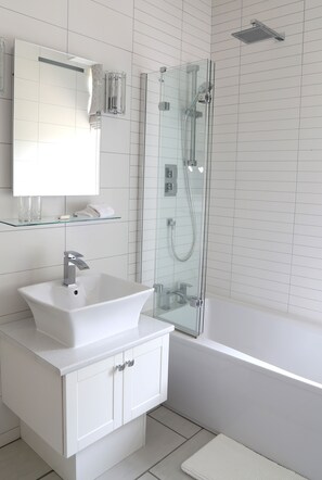King Room with Garden View | Bathroom | Free toiletries, hair dryer, towels