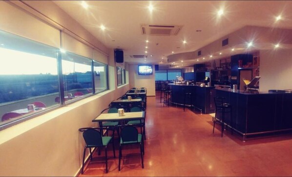 供应早餐、午餐和晚餐