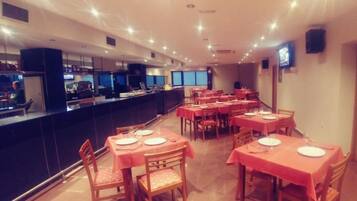 S'hi serveixen esmorzars, dinars i sopars