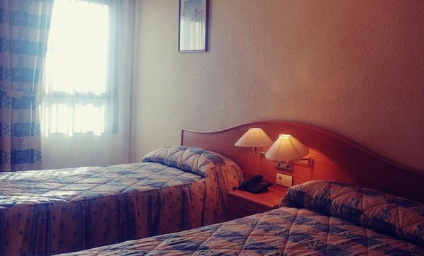 Zweibettzimmer | Zimmersafe, Verdunkelungsvorhänge, kostenloses WLAN, Bettwäsche