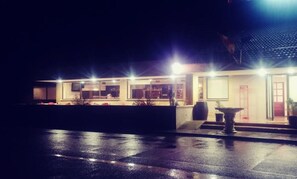 住宿正面 - 傍晚/夜晚