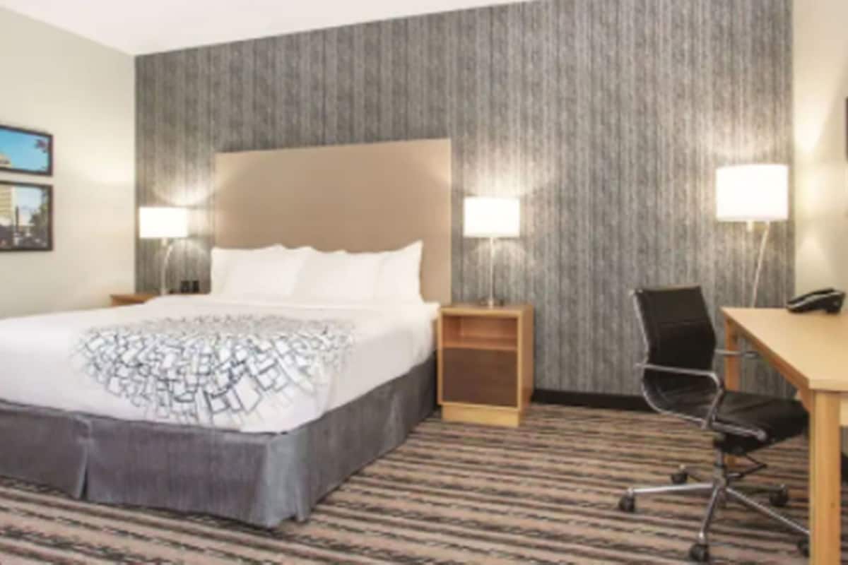 Ropa de cama de alta calidad, camas con pillow-top y escritorio