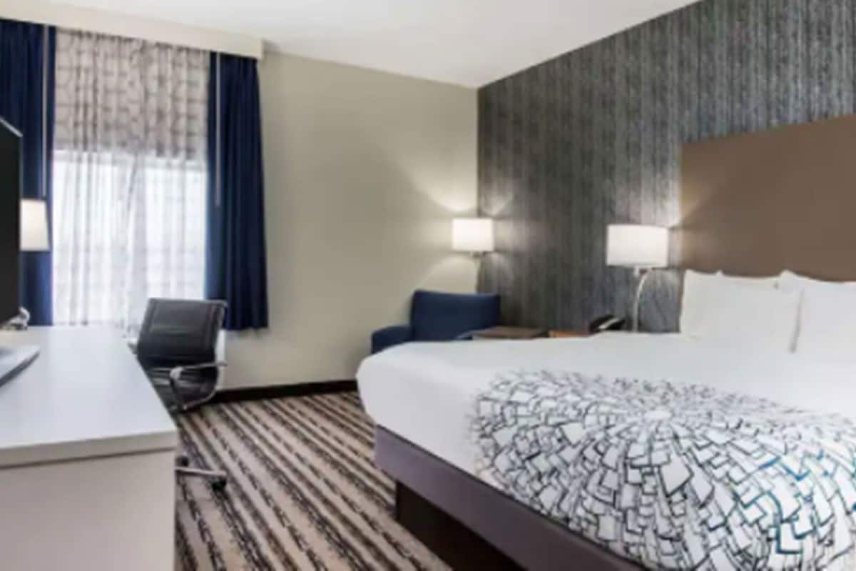 Ropa de cama de alta calidad, camas con pillow-top y escritorio