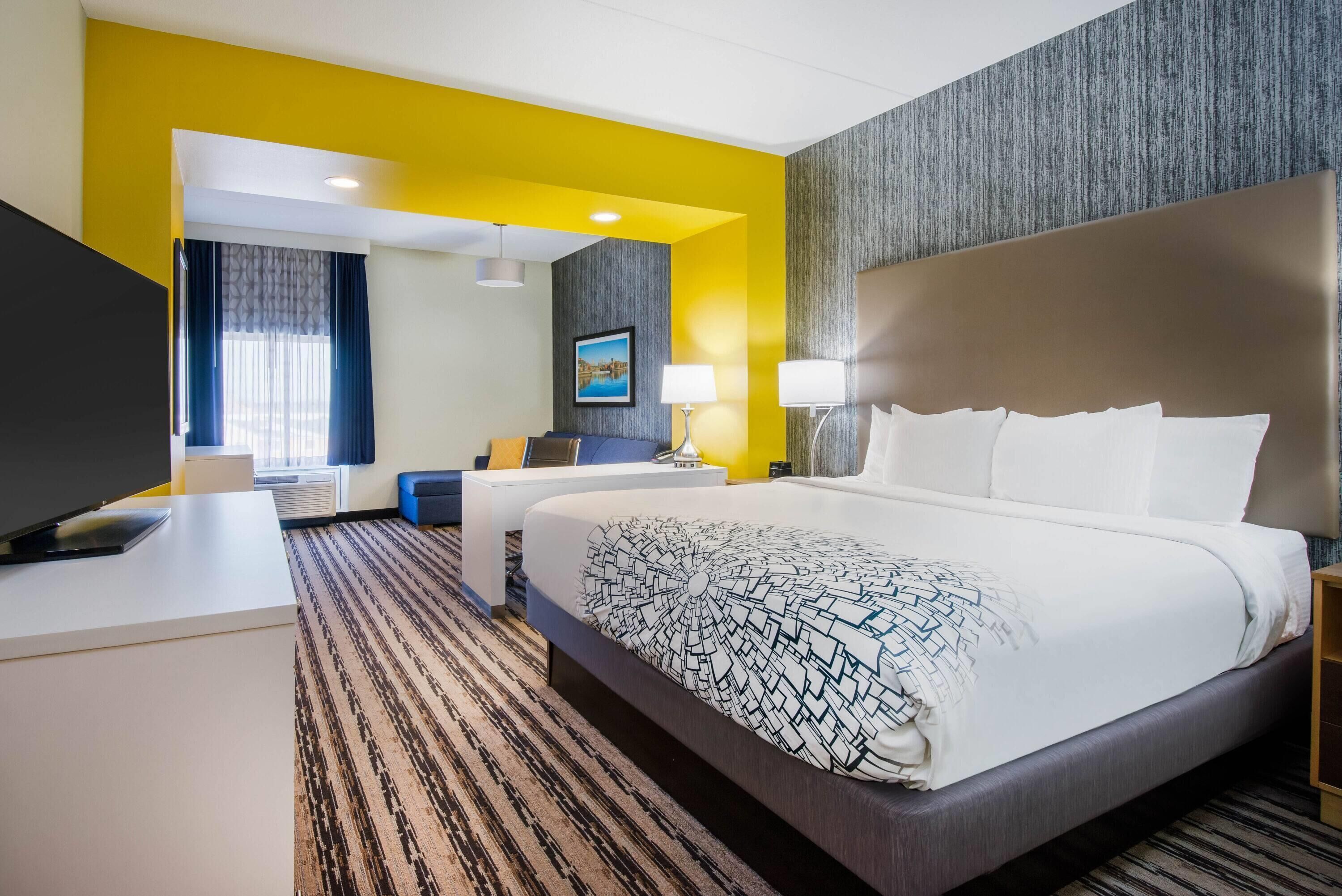 أغطية فراش متميزة وأسرّة بطبقة علوية مريحة ومكتب وستائر تعتيم